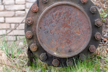 Tankın eski basınç göstergesi tuğla duvarın arka planında. Basınç sensörü