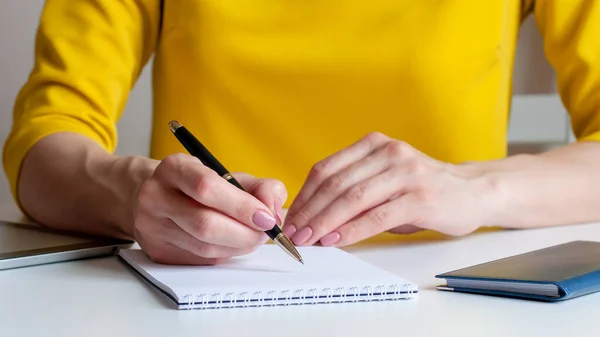 Imagem Perto Uma Mulher Escrevendo Caderno Branco Fundo Amarelo Foco — Fotografia de Stock