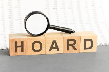 Tahta bloklar, büyüteçle istiflenmiş. Ahşap bloklar inşa edilmesiyle ilgili uyarı kelimesi. İş ve eğitim kavramları için kullanılabilir