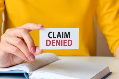 Kadının elindeki kağıtta yazan iddia reddedildi, kavram