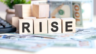 Metni yükselen tahta bloklar ve masa üzerinde banknotlar, konsept