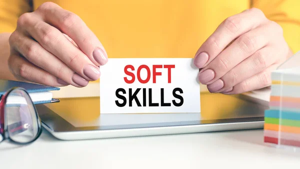 Soft Skills Написаны Белой Визитной Карточке Руках Женщины Желтый Фон — стоковое фото