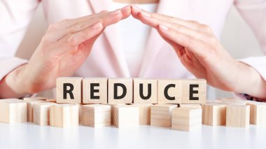 İş kadını ellerini ahşap küplerin üzerinde tutuyor ve 