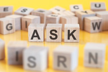 Soru kelimesi tahta küp yapısına yazılmıştır. Parlak sarı arka plandaki bloklar. finansal konsept. seçici odak