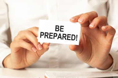 Hazırlanın, kartvizitte bir kadın tarafından gösterilen mesaj