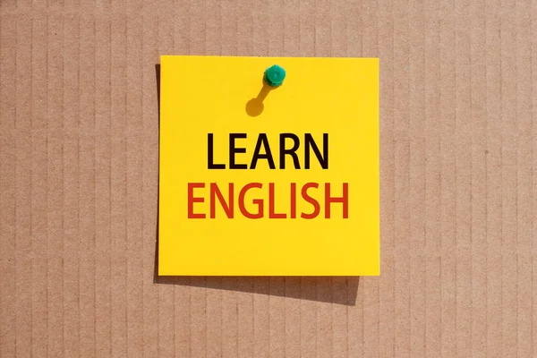Frase Commerciale Imparare Inglese Scritta Carta Quadrata Gialla Appuntata Cartone — Foto Stock