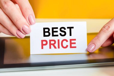 Güzel kadın elleri üzerinde 