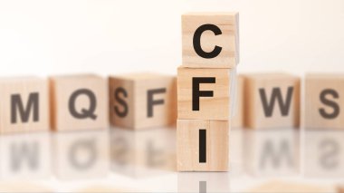 Dikey bir piramide yerleştirilmiş sözcüğün yer aldığı ahşap küplerin beyaz arka planında harfler ve iş konsepti yer alıyor. CFI - fabrika entegrasyonunun kısaltması