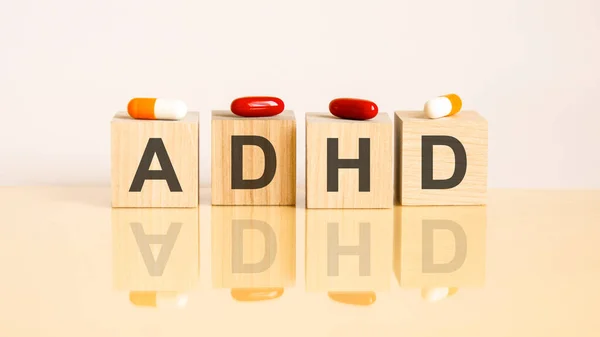 Λέξη Adhd Είναι Κατασκευασμένο Από Ξύλινα Κύβους Κίτρινο Φόντο Χάπια — Φωτογραφία Αρχείου