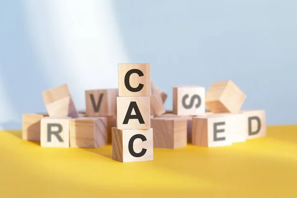 Holzwürfel Mit Buchstaben Cac Einer Vertikalen Pyramide Angeordnet Grauer Und — Stockfoto