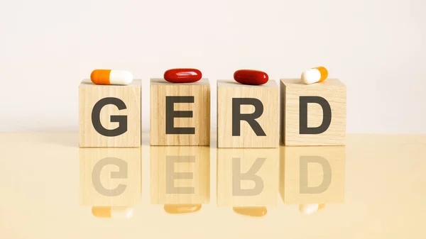 Gerd Szó Fából Készült Kockákból Sárga Alapon Tablettákkal Kezelés Megelőzés — Stock Fotó
