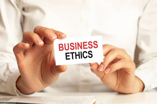 Woman White Shirt Holds Piece Paper Text Business Ethics Business — Stock Photo, Image