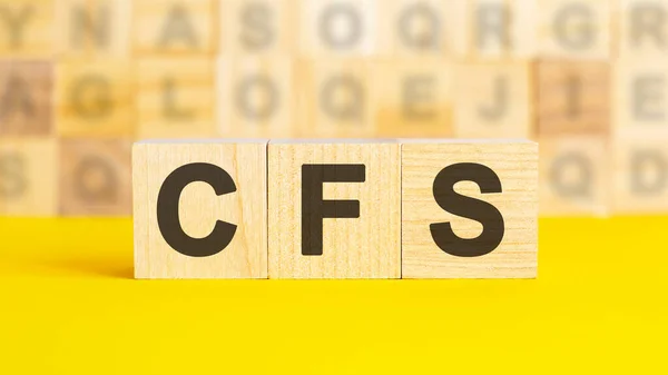 Слово cfs сделанное из деревянных строительных блоков, концепция — стоковое фото
