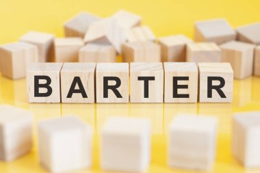 Takas kelimesi tahta küp yapısına yazılmıştır. Parlak bir arkaplanda engeller. finansal konsept. seçici odak.