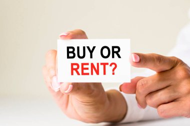 Beyaz ışık arka planında yazılı ya da kiralı kart tutan kadınlar. iş ve finans kavramı