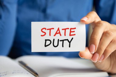 Devlet görevi bir kadının elindeki beyaz kartvizitte yazılıdır. Mavi arka plan. İş ve reklam kavramı