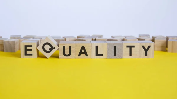 Equality Wort Besteht Aus Holzbausteinen Die Auf Dem Gelben Tisch — Stockfoto