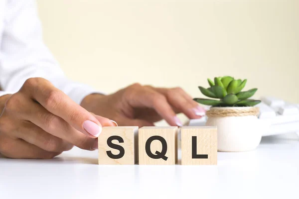 Η λέξη SQL, γραμμένο σε ξύλινους κύβους με γράμματα πάνω από ένα λευκό φόντο — Φωτογραφία Αρχείου