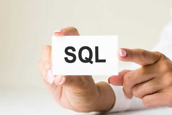 Phrase SQL - strukturierte Abfragesprache - auf einer weißen Papierkarte geschrieben — Stockfoto