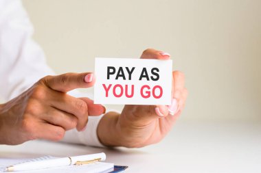 Hedeflerimiz beyaz kart kağıdına kadınların elinde yazılı. Beyaz kağıtta siyah ve kırmızı harfler. İş konsepti, gri arka grond