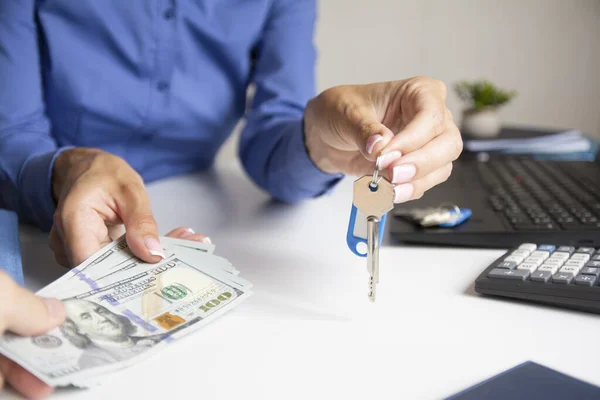 Närbild Detalj Kvinnas Hand Håller Nyckeln Till Hennes Nya Lägenhet — Stockfoto