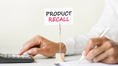 Kağıda kalem ve parmak dokundurmalı hesap makinesiyle yazan kadının elini kapat. Çalışma odası konsepti. beyaz kağıt üzerinde metin Prodüksiyon Yeniden Arama