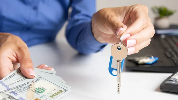 Close Detail Woman Hand Holding Key Her New Apartment Money — Stock Photo, Image