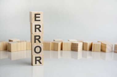 Tahta küplerdeki kelime hatası gri arka planda. finansal yatırım artışı ya da yatırım kararları iş kavramında