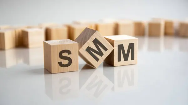 Smm Social Media Marketing Akronym Konzept Auf Würfeln Grauer Hintergrund — Stockfoto