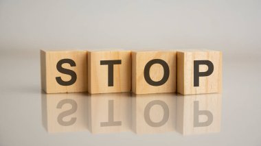 Harfli dört tahta küp duruyor. İş pazarlama konsepti. Tablonun aynalı gri yüzeyindeki başlığın yansıması