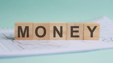 Para hafif tahta bloklara yazılır. Kelime, grafikler ve çizelgeler içeren bir sayfada yer almaktadır.