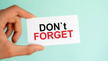 İş adamının el ele tutuştuğu kağıt kartvizitte 