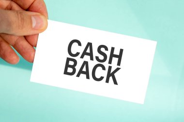 İş adamının elindeki kağıt kartvizitte CASH kartı, açık mavi arka plan, iş konsepti