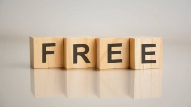 Harfsiz dört tahta küp. İş pazarlama konsepti. Tablonun aynalı gri yüzeyindeki başlığın yansıması