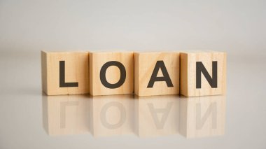 Dört tahta küp ve harf kredisi. İş pazarlama konsepti. Tablonun aynalı gri yüzeyindeki başlığın yansıması