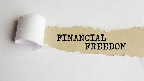 Liberdade Financeira Palavras Texto Sobre Papel Cinzento Sobre Papel Rasgado — Fotografia de Stock