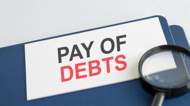 beyaz kağıt kart ve büyüteç üzerindeki borç sözcüğü