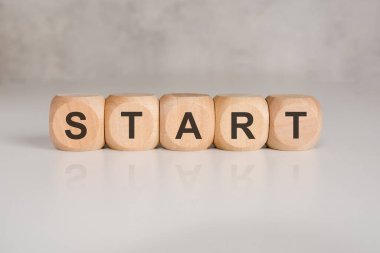 İş kurmak ve yeni bir başlangıç konsepti. Tahta bloklar beyaz yüzeye yansıyarak 