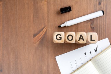 Tahta küplerin düz üst görünümü. Koyu ahşap arka planda 