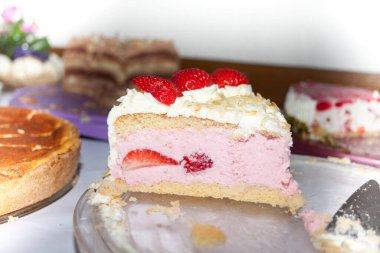 Çilekli pasta, pasta ve turta büfesi. doğum günü partisi.