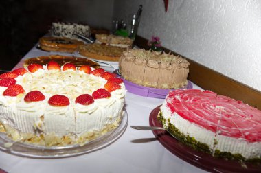 Kek, turta ve turta büfesi. doğum günü partisi