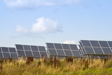 Güneş enerjisi yoluyla enerji üretmek için fotovoltaik sistemin güneş hücreleri