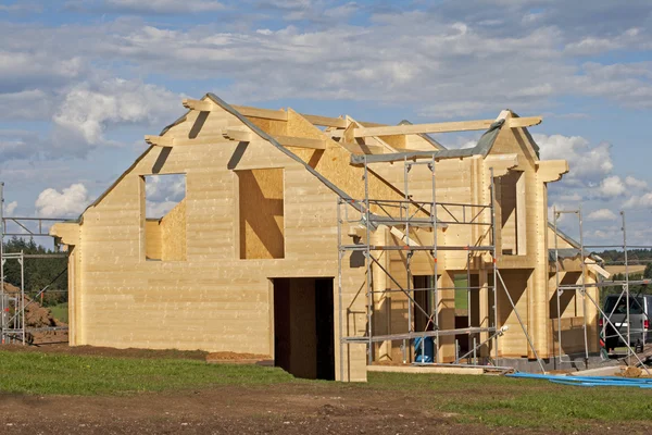Drewniany dom w budowie — Zdjęcie stockowe