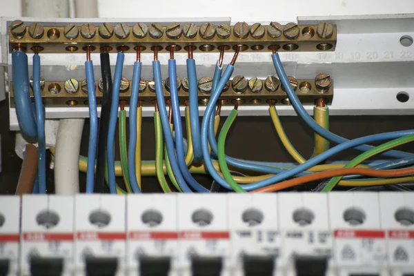 Trabalho de eletricista conectando cabos na caixa de interruptores — Fotografia de Stock