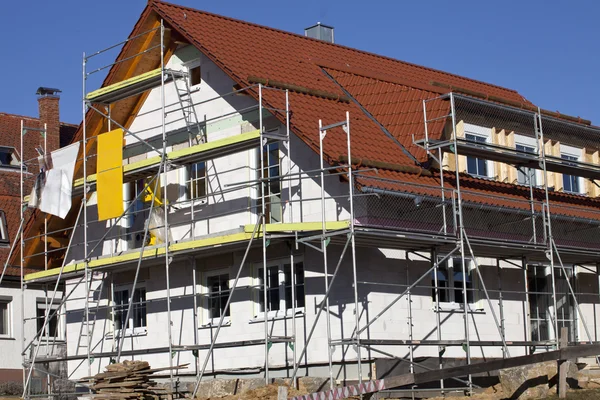 Hus under uppförande med byggnadsställning — Stockfoto