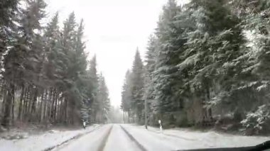 Karla kaplı bir yolda araba yolculuğu. Kışın araba sürmek.