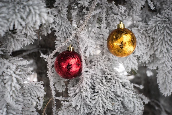 Árbol de abeto cubierto de nieve con bolas de juguetes —  Fotos de Stock