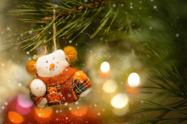 Oyuncaklar kardan adam ile Noel ağacı süsle