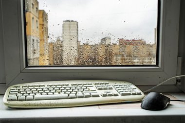 Yağmur arkasında pencere