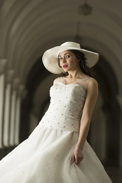 Wanita muda dengan gaun panjang dan topi putih . Stok Lukisan  